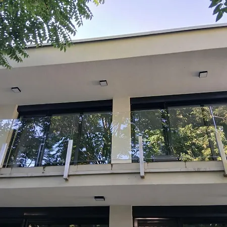 Fenyvesliget V Apartament *